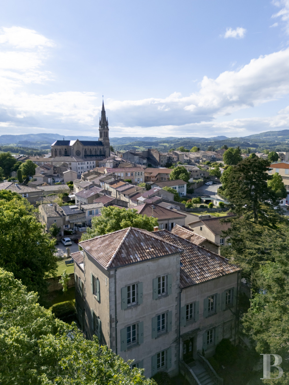 En Ardèche, à Vernoux-en-Vivarais, une maison du 19e siècle et son jardin dominant les reliefs - photo  n°35